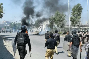 احتجاجات غاضبة في كراتشي ومحاولة اقتحام القنصلية الأمريكية بعد مقتل خامنئي