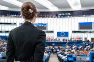 البرلمان الأوروبي يشدد سياسة الهجرة ويقر إنشاء “مراكز العودة”