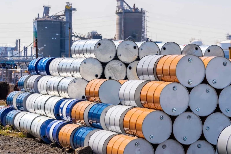 النفط يقفز فوق 100 دولار للبرميل مع تصاعد الحرب في الشرق الأوسط