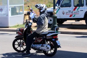 منع تجهيزات سلامة الدراجات يثير انتقادات حقوقية ومطالب بالتوضيح