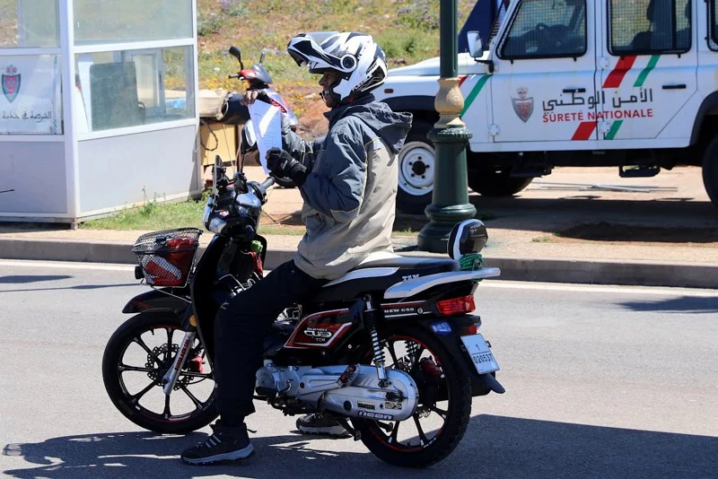 منع تجهيزات سلامة الدراجات يثير انتقادات حقوقية ومطالب بالتوضيح