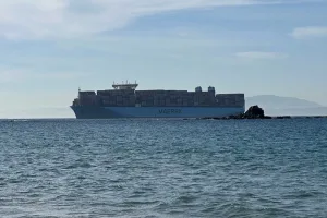 توتر الخليج يدفع “ميرسك” إلى تعليق عبور سفنها عبر مضيق هرمز