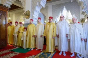 الملك يؤدي صلاة عيد الفطر بالرباط ويتقبل التهاني