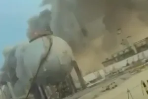 استهداف مصفاة رأس تنورة بالسعودية وإخماد حريق محدود بعد اعتراض مسيّرتين