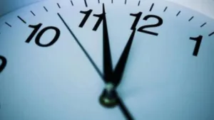 الساعة الإضافية تعيد إشعال الجدل حول كلفتها الاجتماعية والصحية