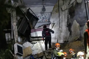 قتيلان وجريحان في هجوم صاروخي إيراني دمر مبنى في حيفا