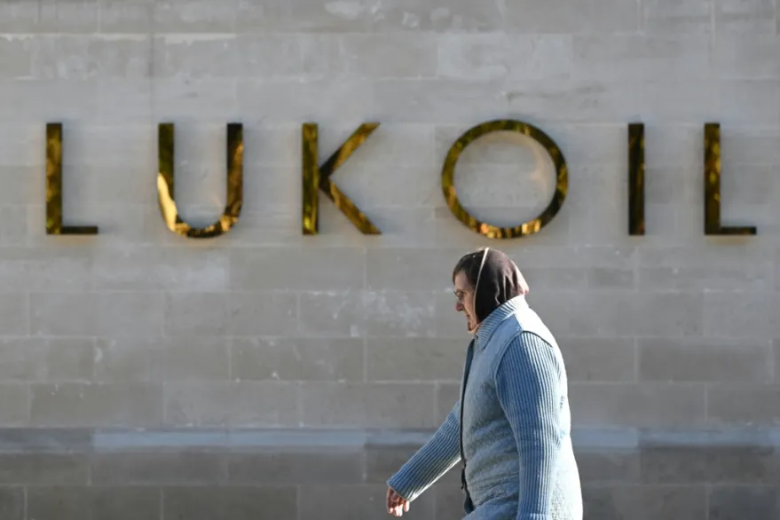 واشنطن تمدد إعفاء “لوك أويل” لتخفيف ضغط أسعار الوقود