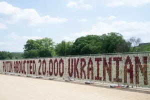 دمى في قلب واشنطن تندد بترحيل أطفال أوكرانيين وتطالب بإعادتهم