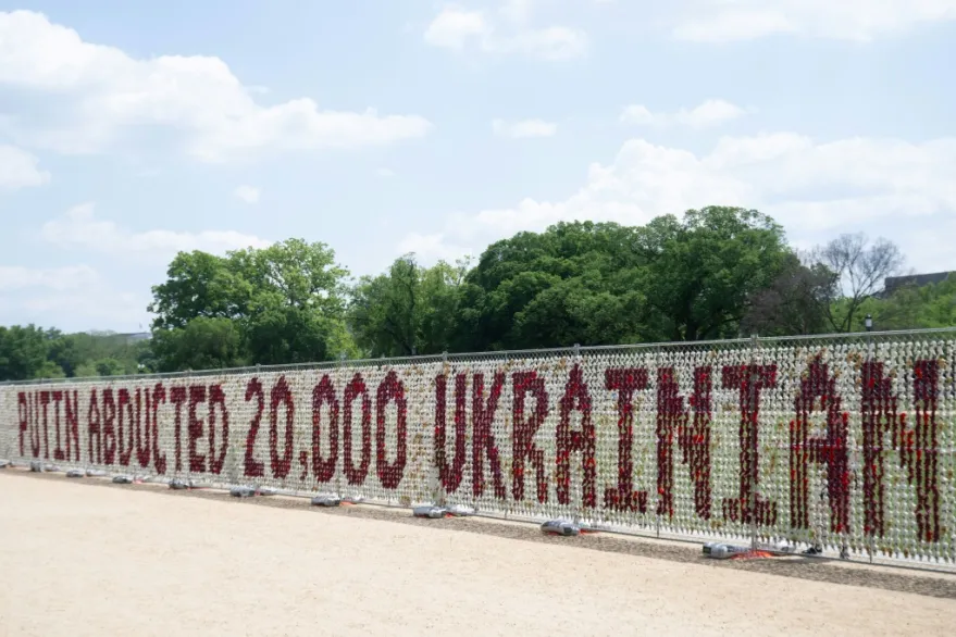 دمى في قلب واشنطن تندد بترحيل أطفال أوكرانيين وتطالب بإعادتهم