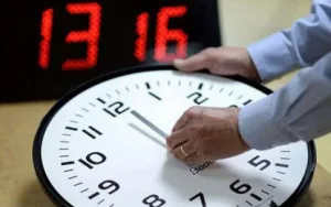 مبادرة برلمانية لإعادة تقييم الساعة الإضافية وسط جدل واسع حول تأثيراتها بالمغرب