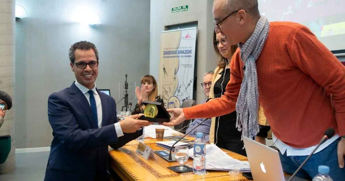 تكريم مغربي بإسبانيا… حسن لعگير يتوج بجائزة “فرناندو مارياس” تقديرًا لإشعاع الثقافة الأمازيغية