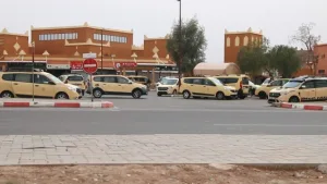 استمرار زيادة 30 درهما في تسعيرة سيارات الأجرة بين ورزازات ومراكش يثير استياء المسافرين