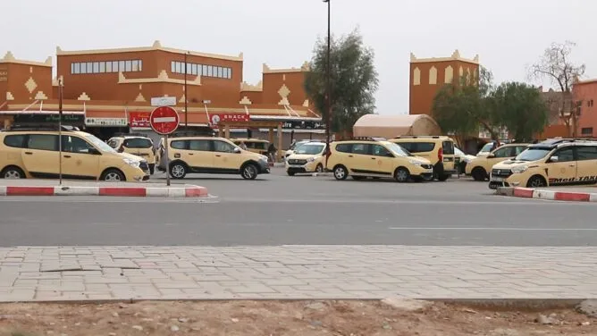 استمرار زيادة 30 درهما في تسعيرة سيارات الأجرة بين ورزازات ومراكش يثير استياء المسافرين