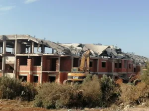 السلطات ببوزنيقة تهدم 19 شقة سكنية لمخالفات قانونية في التعمير