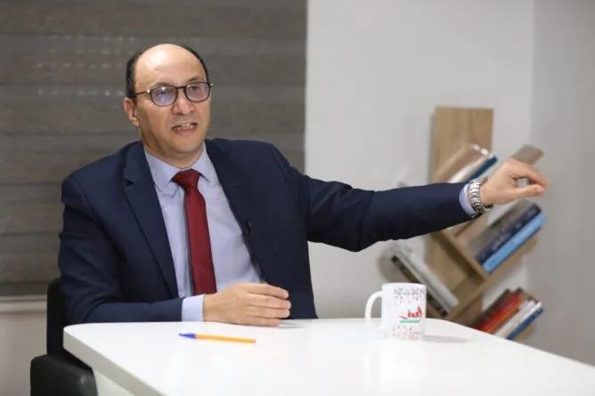 وسيط المملكة يدعو لتأطير قانوني صارم لاستخدام الذكاء الاصطناعي في الإدارة