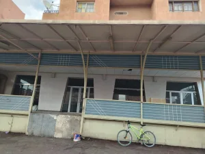 مقهى مهجور بمراكش يثير مخاوف السكان ويحول الحي إلى بؤرة سوداء