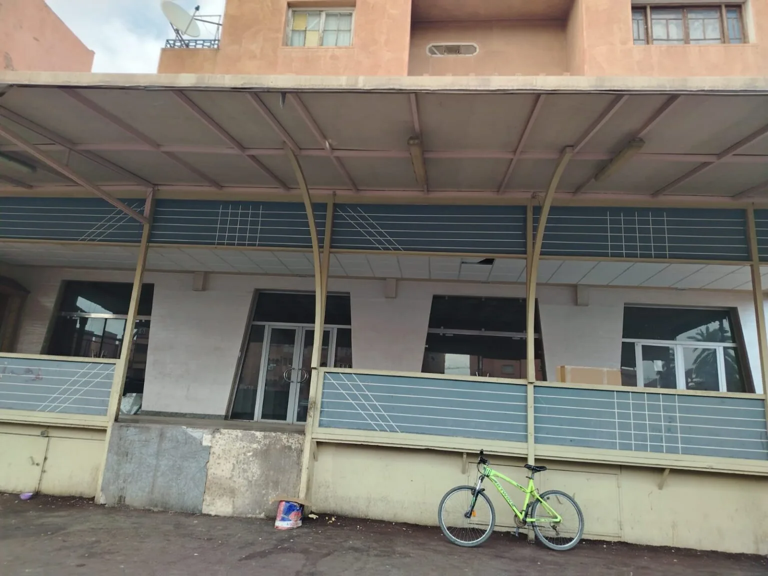 مقهى مهجور بمراكش يثير مخاوف السكان ويحول الحي إلى بؤرة سوداء