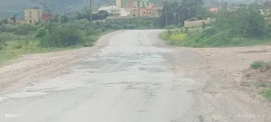 الناظور : طريق بني شيكر – إعزانن يصرخ في وجه التهميش … حفر قاتلة ومطبات عشوائية وصراع سياسي يجعل المواطن الضحية !