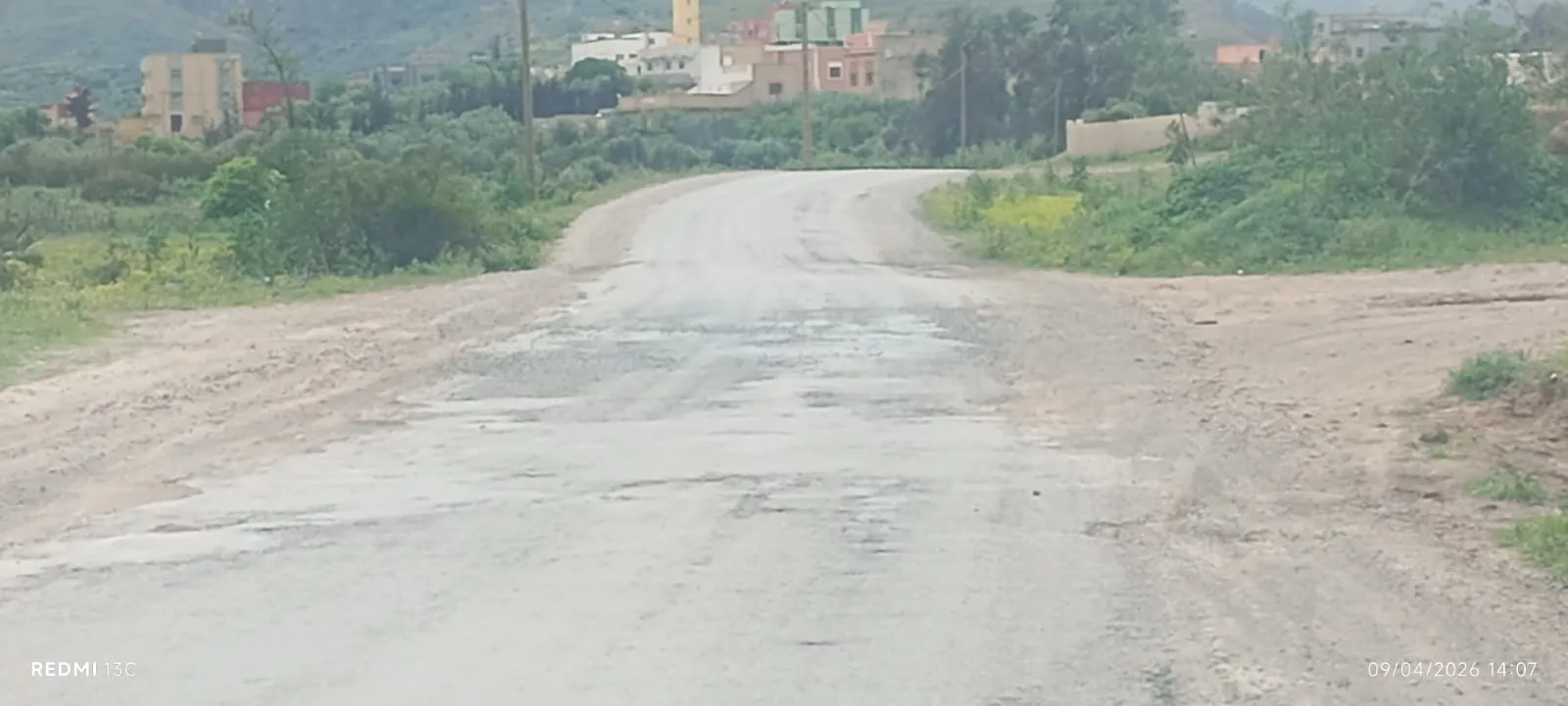 الناظور : طريق بني شيكر – إعزانن يصرخ في وجه التهميش … حفر قاتلة ومطبات عشوائية وصراع سياسي يجعل المواطن الضحية !