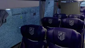 إسبانيا: ليلة مشتعلة قرب “الكامب نو”… حجارة تُحطم زجاج حافلة أتلتيكو وتوتر يسبق قمة أوروبية مثيرة