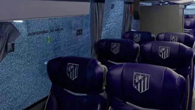 إسبانيا: ليلة مشتعلة قرب “الكامب نو”… حجارة تُحطم زجاج حافلة أتلتيكو وتوتر يسبق قمة أوروبية مثيرة