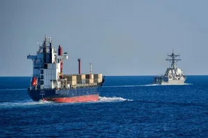 الاتحاد الأوروبي وفرنسا يرفضان فرض رسوم على عبور مضيق هرمز