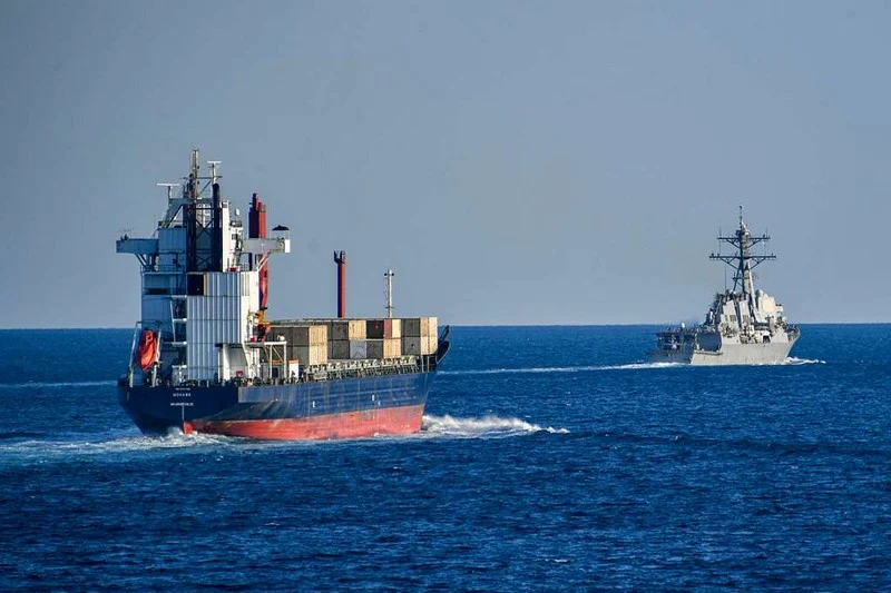 الاتحاد الأوروبي وفرنسا يرفضان فرض رسوم على عبور مضيق هرمز