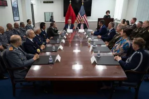 المغرب وأمريكا يوقعان خارطة طريق دفاعية لعشر سنوات لتعزيز الشراكة الاستراتيجية