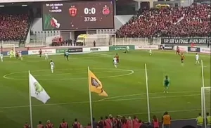 بقرار من “الكاف”.. سحب العلم الجزائري من جنبات ملعب 5 جويليا لتفادي رفع العلم المغربي يشعل التوتر ويعيد ملف “قميص الهواري” إلى الواجهة