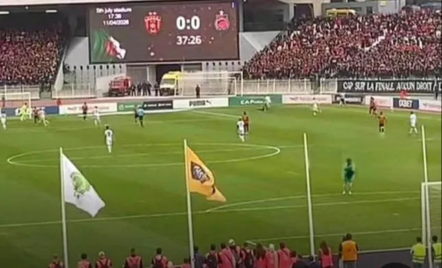 بقرار من “الكاف”.. سحب العلم الجزائري من جنبات ملعب 5 جويليا لتفادي رفع العلم المغربي يشعل التوتر ويعيد ملف “قميص الهواري” إلى الواجهة