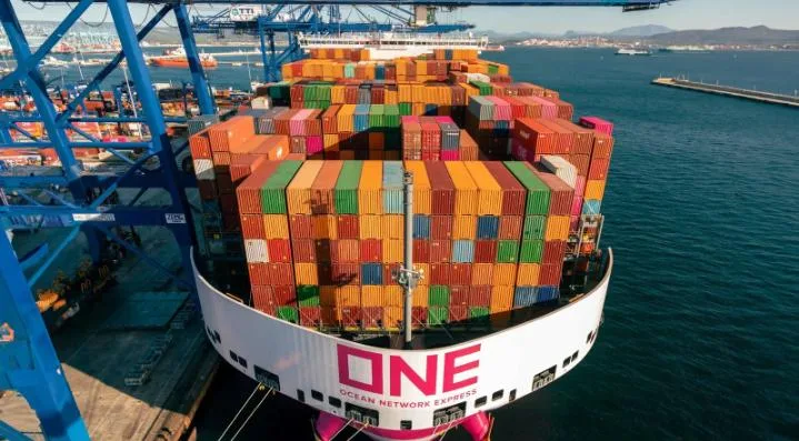 إسبانيا :    خط بحري جديد يعزز الربط بين الجزيرة الخضراء وغرب إفريقيا … وتنافس متصاعد على ممرات التجارة