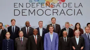 أوروبا تمزّق نفسها على بوابة الهجرة :    دعوات الطرد تشتعل في ميلانو وخطاب الاحتواء يتهاوى في برشلونة… من يطرد من؟