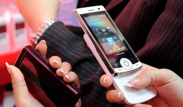 أوروبا تُنهي عصر الهواتف “قصيرة العمر” :    بطاريات قابلة للاستبدال وإصلاح إلزامي ابتداءً من 2027