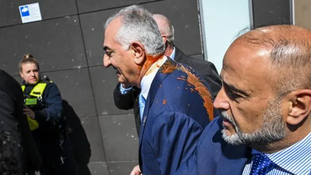ألمانيا:    لحظة صادمة في برلين… استهداف رضا بهلوي نجل شاه إيران برشّ الطلاء الممزوج بالخراء أمام دار الصحافة الفيدرالية