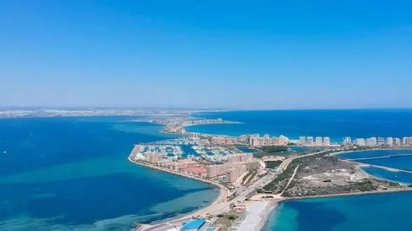 لا مانغا تقلب المعادلة :     إسبانيا تُلغي السكن الخاص وتحوّل الساحل إلى “مصنع سياحي”… وجدل بيئي يضعها في مرآة مارتشيكا بالناظور