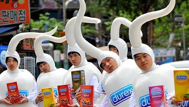 حتى “الجنس الآمن” لم يسلم… من الحرب إلى جيوب المستهلكين: قفزة صادمة في أسعار الواقيات الذكرية عالمياً تصل إلى 30%