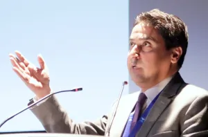 الناظور :     حجيرة في مرمى الانتقادات … صراع تزكية البرلمان يكشف قرب استسلام حزب الاستقلال لنفوذ المال