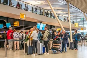 رسوم وقود مفاجئة تهدد مرحبا 2026 … قلق في صفوف مغاربة العالم وإمكانية أداء “فاتورة مزدوجة” نحو المغرب