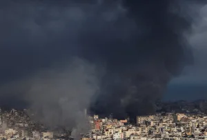 غارات أمريكية-أسرائيلية على مطار الأهواز وصاروخ إيراني يصيب حيفا