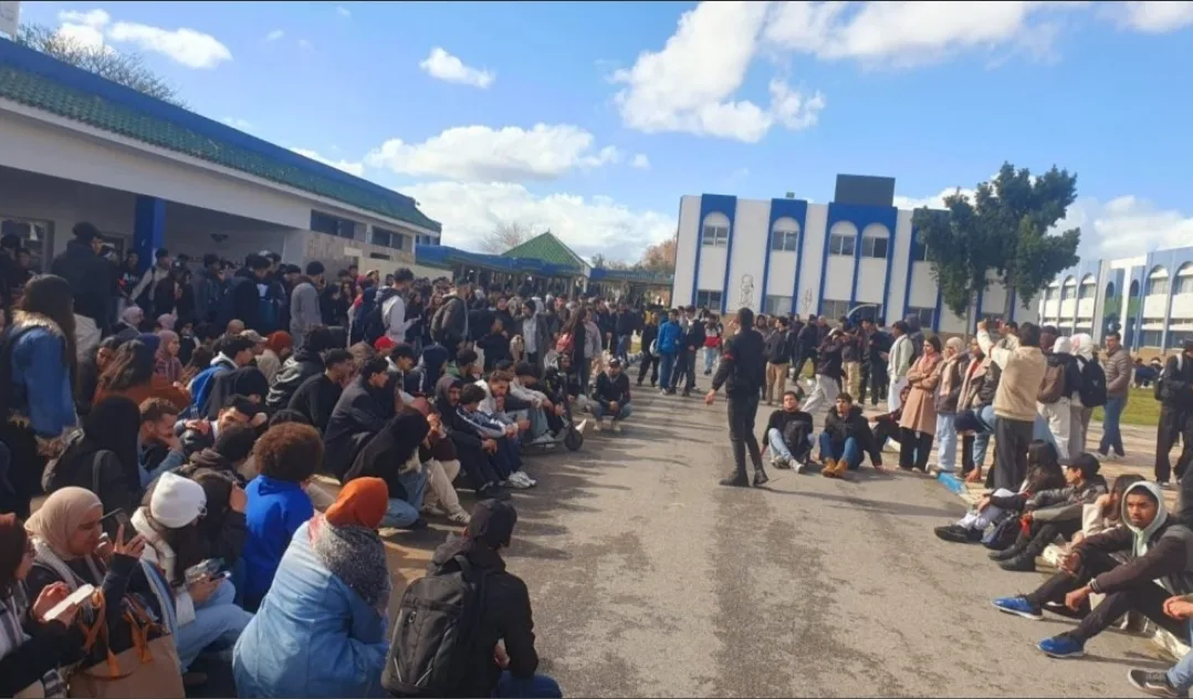 القنيطرة :    طلبة بجامعة ابن طفيل يصعّدون بالاعتصامات والاحتجاجات وقرارات الإقصاء تشعل مواجهة مفتوحة