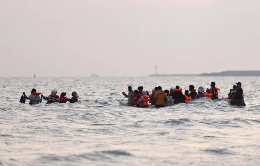 حين تُغلق الأبواب … تُفتح النوافذ نحو المجهول :    مهربو البشر “يكتشفون” السواحل البلجيكية !