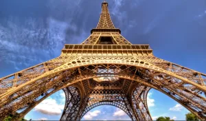 فرنسا تعرض بيع “برج إيڤل” في مزاد والتاريخ يُفكَّك لمن يدفع أكثر !