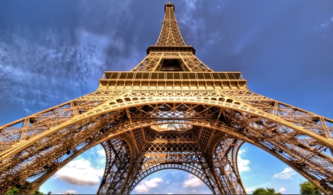 فرنسا تعرض بيع “برج إيڤل” في مزاد والتاريخ يُفكَّك لمن يدفع أكثر !