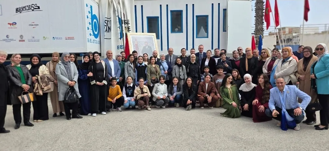 الحسيمة تفتح ذراعيها لـ “بيبليوتوبيس”: حينما تعانق “جوهرة المتوسط” سحر القراءة والرقمنة