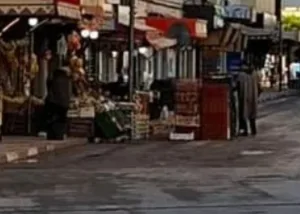 الحسيمة لا يشملها القانون :    فوضى احتلال الملك العمومي بإمزورن تُشعل الغضب… والمارة يُجبرون على المخاطرة بحياتهم وسط اتهامات بتواطؤ السلطة