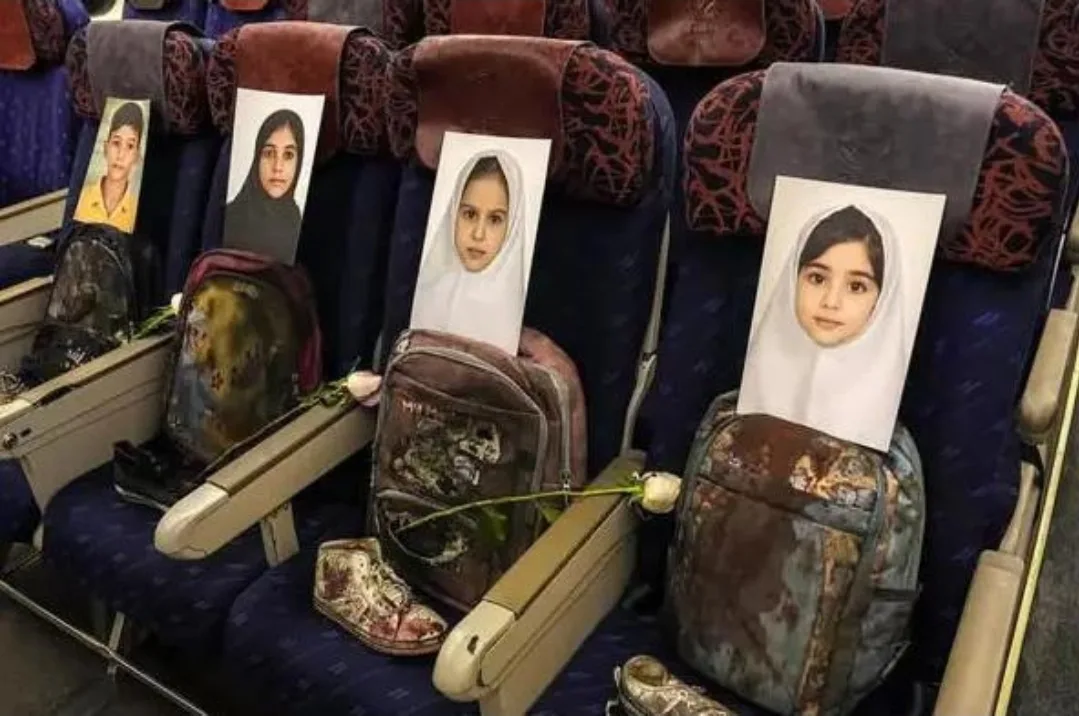 مشهد صادم .. الوفد الإيراني يصطحب حقائب ملوثة بدماء أطفال “مدرسة ميناب” إلى المفاوضات مع أمريكا