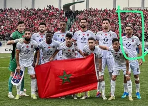 جدل كروي بين الجزائر والمغرب.. لاعب جزائري بأولمبيك آسفي يظهر بقميص “معدّل” تحت ضغط قبل موقعة قارية مشتعلة