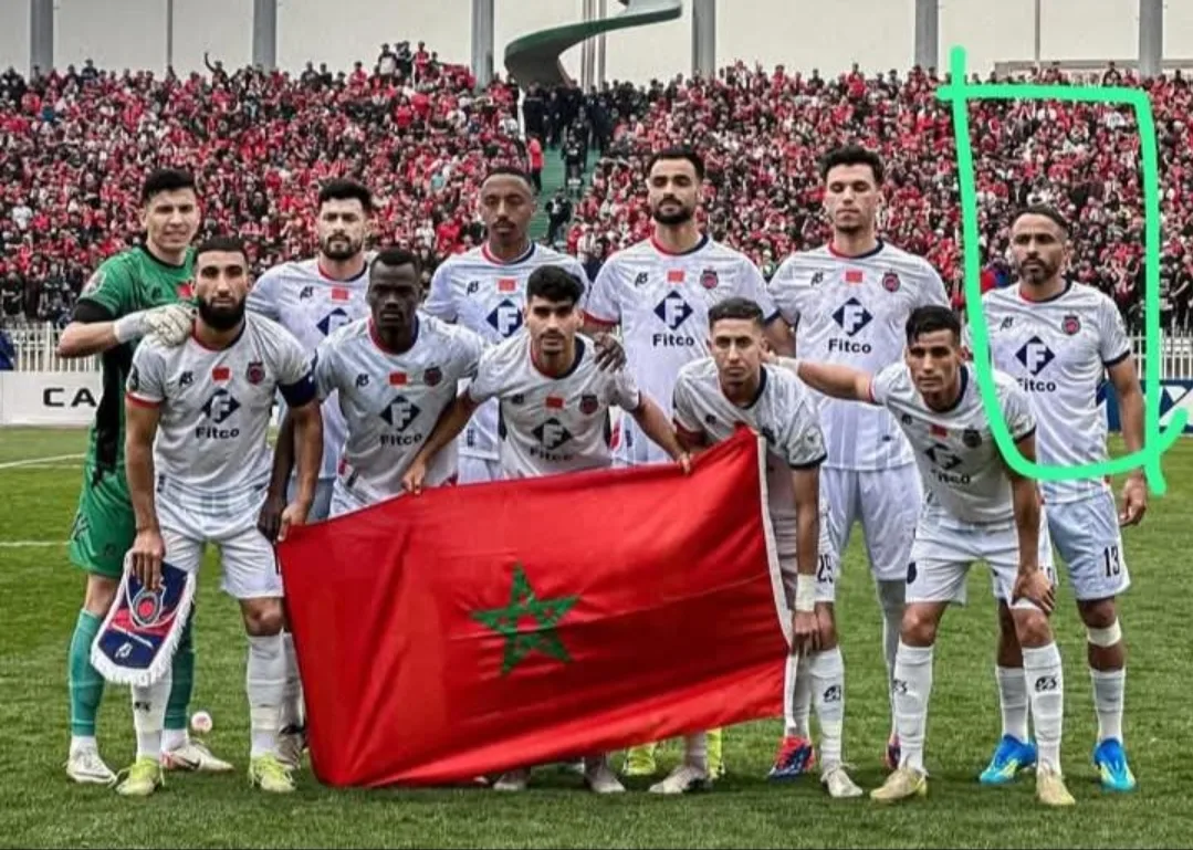 جدل كروي بين الجزائر والمغرب.. لاعب جزائري بأولمبيك آسفي يظهر بقميص “معدّل” تحت ضغط قبل موقعة قارية مشتعلة