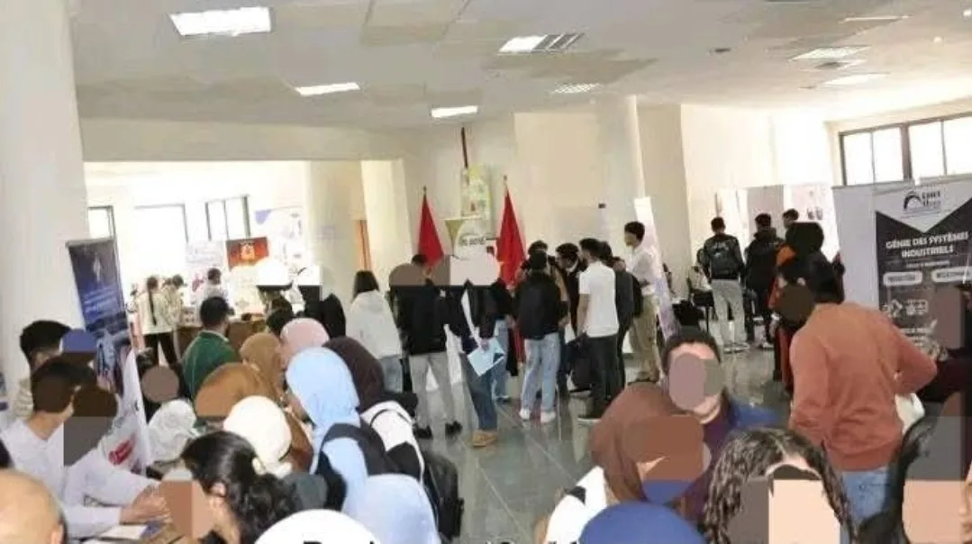 بركان :   فوضى عارمة في ملتقى التوجيه … اكتظاظ خانق وغياب التنظيم يحول حلم التلاميذ إلى كابوس