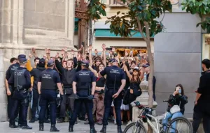 غرناطة على صفيح ساخن :     اشتباكات في الشارع وإسبانيا أمام زلزال سياسي بسبب تسوية 500 ألف مهاجر